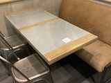 une table et des chaises dans une alcôve, avec des tableaux accrochés au mur