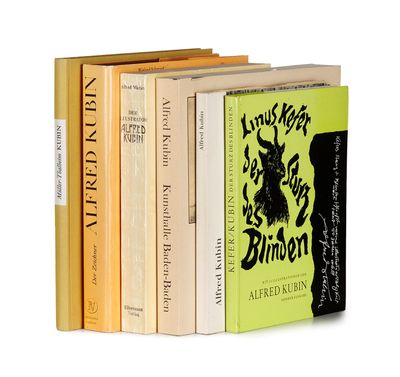 trois livres sont empilés sur une surface blanche