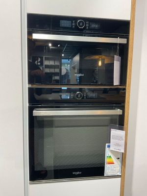 un four encastré dans le mur de la cuisine