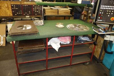 une photo d'un établi dans une usine, sur lequel se trouvent de nombreux outils