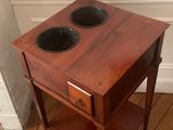 une petite table en bois sur laquelle se trouvent deux bols