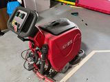 une machine rouge posée sur le sol