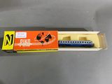 une boîte contenant un petit train, posée sur une table