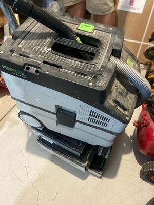 une machine posée sur un comptoir