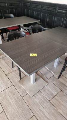 une table et des chaises dans une pièce carrelée