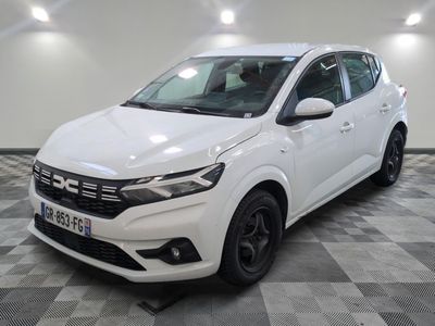 la voiture blanche est garée sur un sol en damier dans le garage