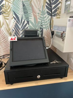 une photo d'un terminal de point de vente posé sur un bureau