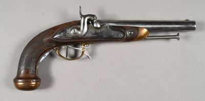 un vieux fusil exposé sur une surface blanche