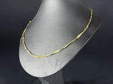 un collier à chaîne en or sur une tête de mannequin