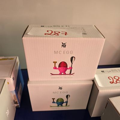 Plusieurs boîtes de jeux Nintendo Wii sont empilées les unes sur les autres