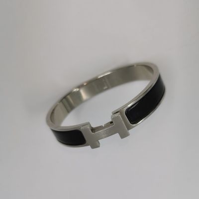 un gros plan d'un bracelet orné d'une croix