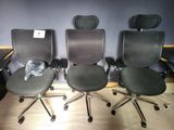 trois chaises de bureau posées côte à côte sur le sol