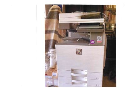 une photo d'une imprimante multifonction posée sur un bureau