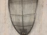 une grille métallique accrochée au mur