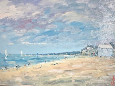 un tableau représentant une scène de plage avec des voiliers sur l'eau