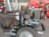 un petit moteur qui traîne dans un garage
