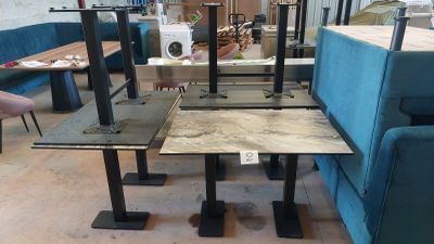 un canapé bleu et une table dans une pièce