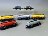cinq wagons de train miniature alignés sur une table