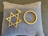 une bague en or et une autre bague en or posées sur un oreiller