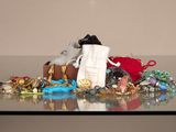 un tas d'objets divers posés sur une table