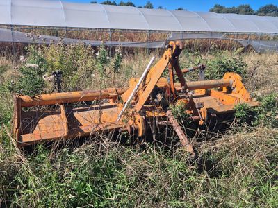 un tracteur qui est garé dans l'herbe