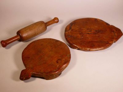 INDE Deux plats à chapati et un pilon en bois à belle patine…