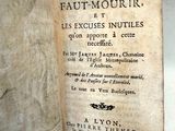 un vieux livre ouvert sur une table