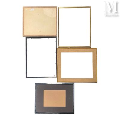 quatre cadres différents sont disposés sur une surface blanche