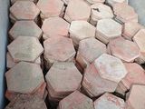 un tas de briques rouges dans une boîte posée par terre