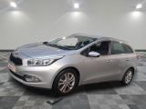 la voiture argentée est garée sur un carrelage à carreaux