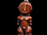 une figurine en bois sculptée représentant un ours tenant un bébé dans ses bras