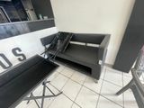 un banc noir et une table noire dans une pièce