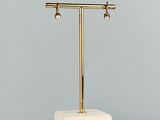 une lampe de table en marbre blanc et doré, posée sur un socle en marbre