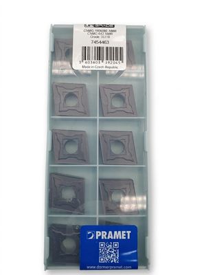 une boîte contenant un assortiment d'emporte-pièces carrés dans un étui en plastique