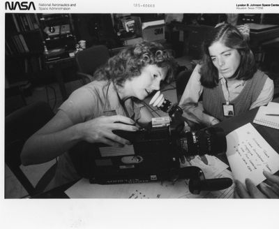 photographie en noir et blanc de deux femmes regardant l'objectif