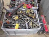 beaucoup d'outils dans une boîte posée par terre