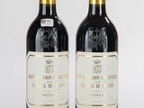deux bouteilles de vin posées l'une à côté de l'autre sur une table