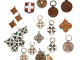 différents types de médailles et de porte-clés sur un fond blanc