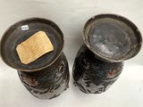 deux vases placés l'un à côté de l'autre