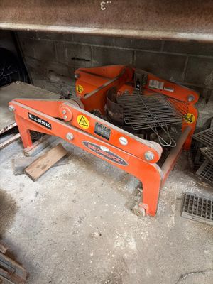 une machine orange posée par terre