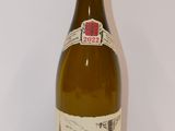une bouteille de vin posée sur une table