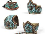 quatre vues différentes d'un chapeau et d'un sac à main ornés de perles