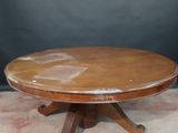 une photo d'une table en bois avec un plateau en marbre posée sur un tapis