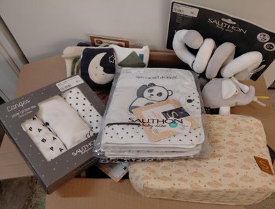 une pile d'articles pour bébé posée sur une table