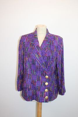 une photo d'une veste violette posée sur un présentoir pour mannequin