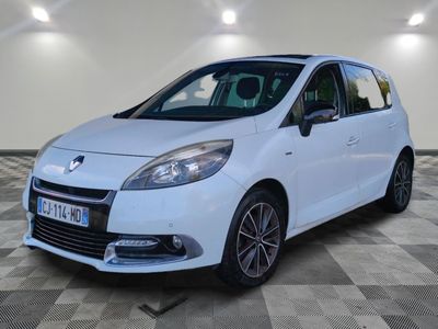 la voiture blanche est garée sur un carrelage à carreaux