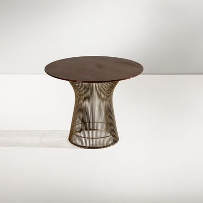 La table d'appoint « Plat » est fabriquée en fil de laiton et présente un plateau en noyer