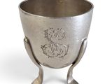 une coupe ancienne en argent, ornée d'un monogramme sur le côté