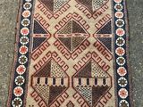 un tapis à motifs posé par terre