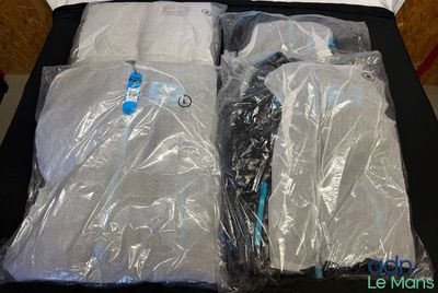 deux sacs de vêtements posés sur un lit